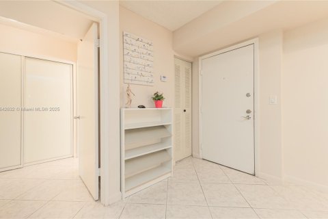 Copropriété à louer à Aventura, Floride: 2 chambres, 109.62 m2 № 2037757 - photo 11