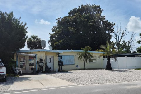 Commercial property in New Port Richey, Florida 122.35 sq.m. № 2150955 - photo 2