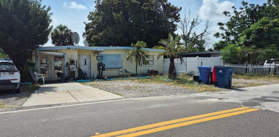 Commercial property in New Port Richey, Florida 122.35 sq.m. № 2150955