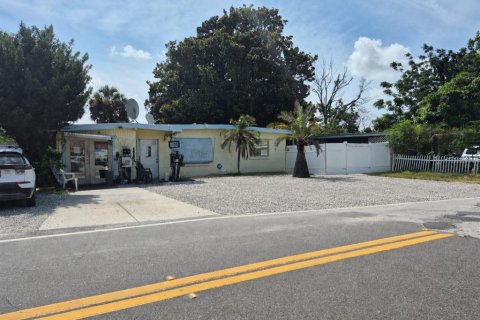 Commercial property in New Port Richey, Florida 122.35 sq.m. № 2150955 - photo 8