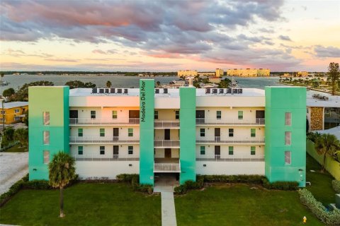 Condominio en Madeira Beach, Florida, 3 dormitorios № 2112949