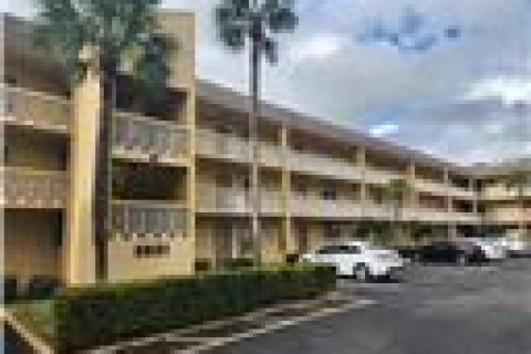 Condominio en venta en Tamarac, Florida, 1 dormitorio, 61.32 m2 № 2146564 - foto 2