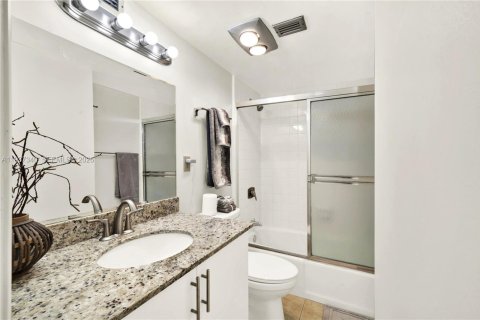 Купить кондоминиум в Майами, Флорида 2 спальни, 126.53м2, № 2053452 - фото 15