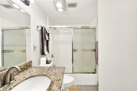 Купить кондоминиум в Майами, Флорида 2 спальни, 126.53м2, № 2053452 - фото 16