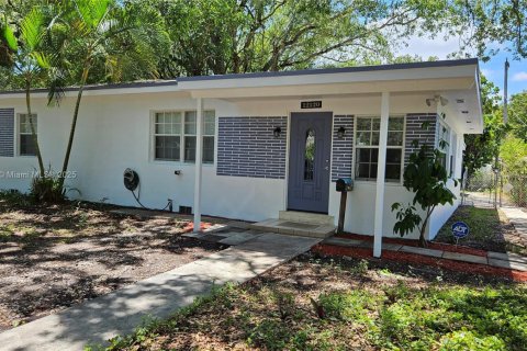 House in North Miami, Florida 3 bedrooms, 118.17 sq.m. № 1711159 - photo 5