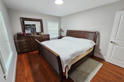 House in North Miami, Florida 3 bedrooms, 118.17 sq.m. № 1711159 - photo 15