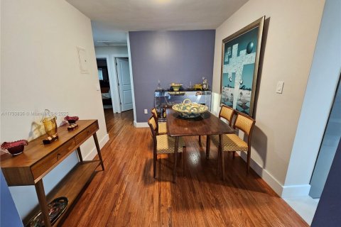 House in North Miami, Florida 3 bedrooms, 118.17 sq.m. № 1711159 - photo 11