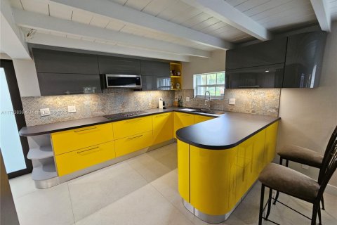 House in North Miami, Florida 3 bedrooms, 118.17 sq.m. № 1711159 - photo 2