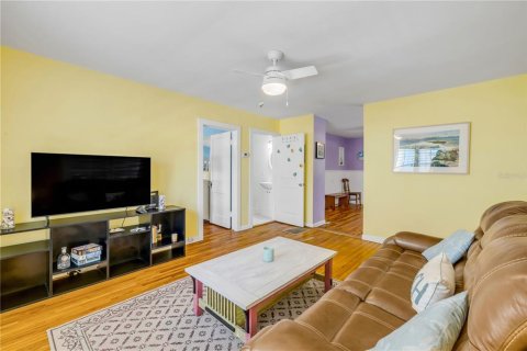 House in New Smyrna Beach, Florida 3 bedrooms, 127.28 sq.m. № 1801649 - photo 9