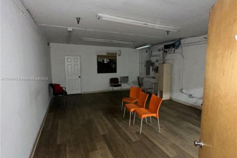 Commercial property in Opa-locka, Florida № 1984743 - photo 6