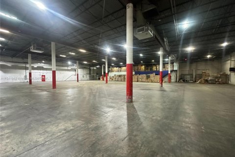 Commercial property in Opa-locka, Florida № 1984743 - photo 4