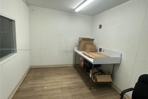 Commercial property in Opa-locka, Florida № 1984743 - photo 7