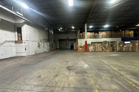 Commercial property in Opa-locka, Florida № 1984743 - photo 2