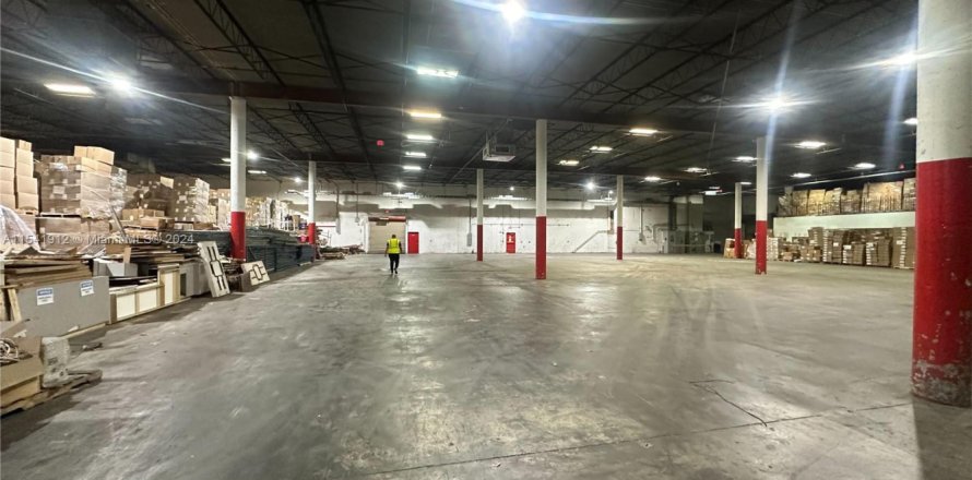 Commercial property in Opa-locka, Florida № 1984743