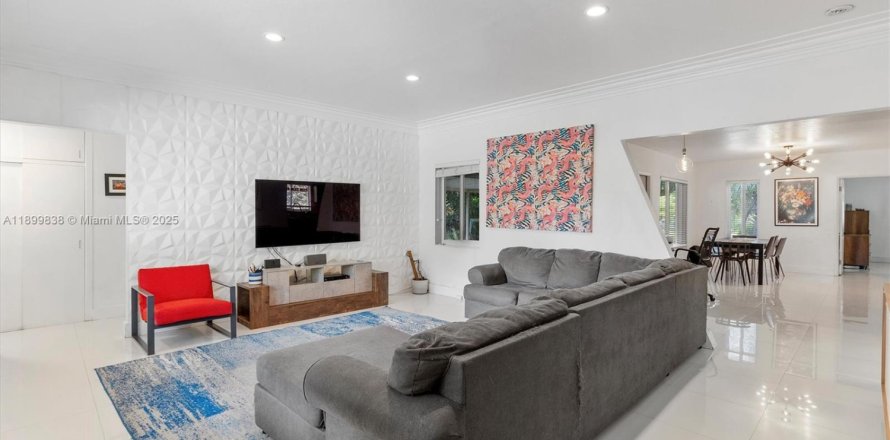 House in North Miami, Florida 3 bedrooms, 181.53 sq.m. № 1953985