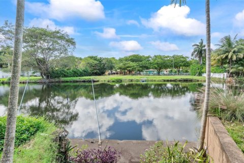 House in North Miami, Florida 3 bedrooms, 181.53 sq.m. № 1953985 - photo 15