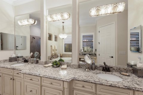 House in LAKEWOOD NATIONAL in Lakewood Ranch, Florida 4 bedrooms, 257.9 sq.m. № 1808934 - photo 15