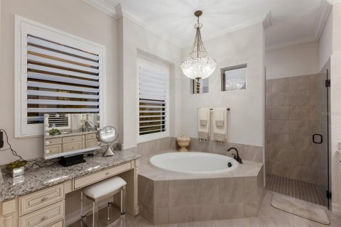 House in LAKEWOOD NATIONAL in Lakewood Ranch, Florida 4 bedrooms, 257.9 sq.m. № 1808934 - photo 14