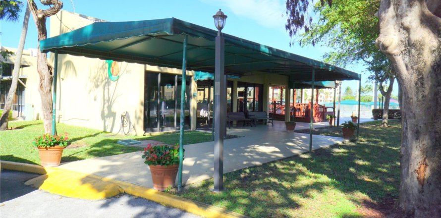 Condominio en West Palm Beach, Florida, 2 dormitorios  № 970363