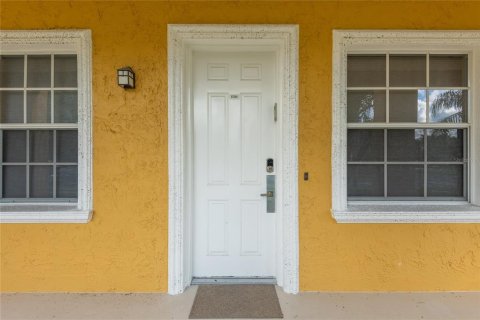 Condo in Land O' Lakes, Florida, 2 bedrooms  № 2371322 - photo 2