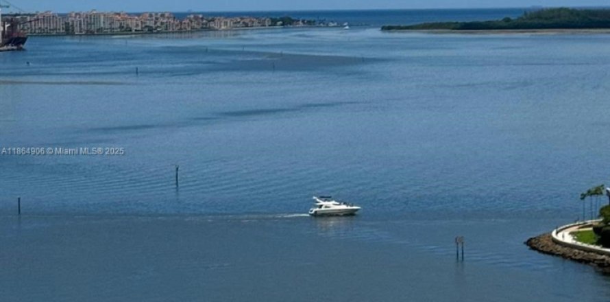 Кондоминиум с 2 спальнями в Майами, Флорида № 1957715