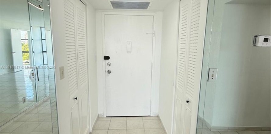 Condominio en Hallandale Beach, Florida, 1 dormitorio  № 2017192