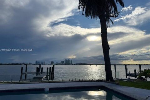 Снять в аренду виллу или дом в Майами-Бич, Флорида 4 спальни, 279.73м2, № 1956126 - фото 1