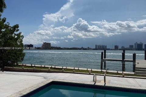 Снять в аренду виллу или дом в Майами-Бич, Флорида 4 спальни, 279.73м2, № 1956126 - фото 3