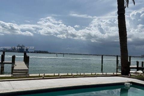 Снять в аренду виллу или дом в Майами-Бич, Флорида 4 спальни, 279.73м2, № 1956126 - фото 4