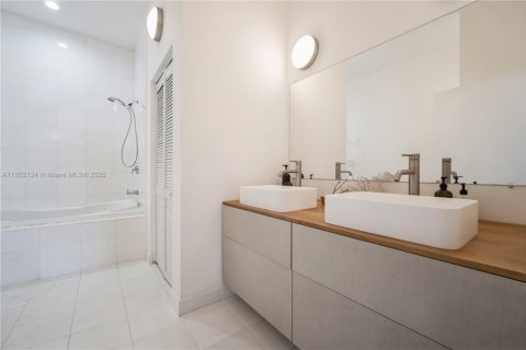 Condominio en venta en Miami Beach, Florida, 1 dormitorio, 85.01 m2 № 2082774 - foto 14