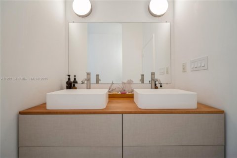 Condominio en venta en Miami Beach, Florida, 1 dormitorio, 85.01 m2 № 2082774 - foto 16