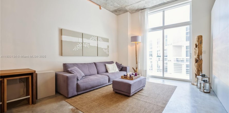 Condominio en Miami Beach, Florida, 1 dormitorio  № 2082774