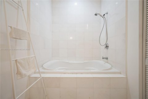 Condominio en venta en Miami Beach, Florida, 1 dormitorio, 85.01 m2 № 2082774 - foto 15