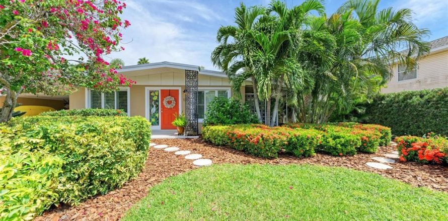House in Anna Maria, Florida 2 bedrooms, 99.22 sq.m. № 1658449