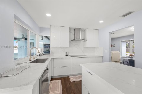 House in Margate, Florida 3 bedrooms, 133.87 sq.m. № 1994910 - photo 9