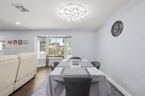 House in Margate, Florida 3 bedrooms, 133.87 sq.m. № 1994910 - photo 14