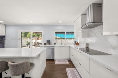 House in Margate, Florida 3 bedrooms, 133.87 sq.m. № 1994910 - photo 12