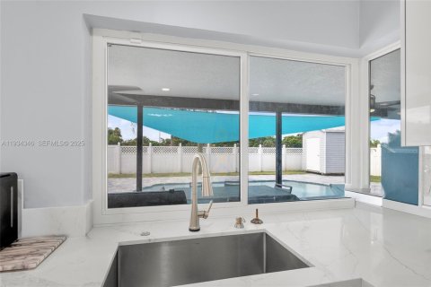 House in Margate, Florida 3 bedrooms, 133.87 sq.m. № 1994910 - photo 13