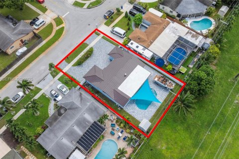 House in Margate, Florida 3 bedrooms, 133.87 sq.m. № 1994910 - photo 2