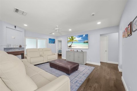 House in Margate, Florida 3 bedrooms, 133.87 sq.m. № 1994910 - photo 6