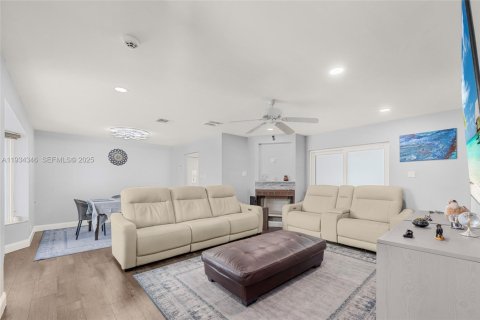 House in Margate, Florida 3 bedrooms, 133.87 sq.m. № 1994910 - photo 5