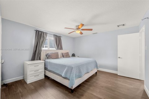 House in Margate, Florida 3 bedrooms, 133.87 sq.m. № 1994910 - photo 18