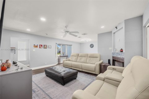 House in Margate, Florida 3 bedrooms, 133.87 sq.m. № 1994910 - photo 7