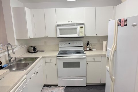 Condo in Coral Gables, Florida, 1 bedroom  № 2076573 - photo 3