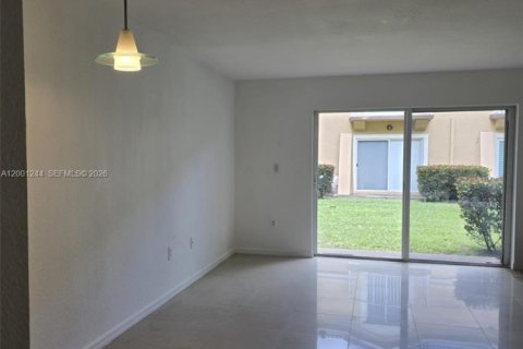 Townhouse in Miramar, Florida 3 bedrooms, 117.99 sq.m. № 2065230 - photo 10