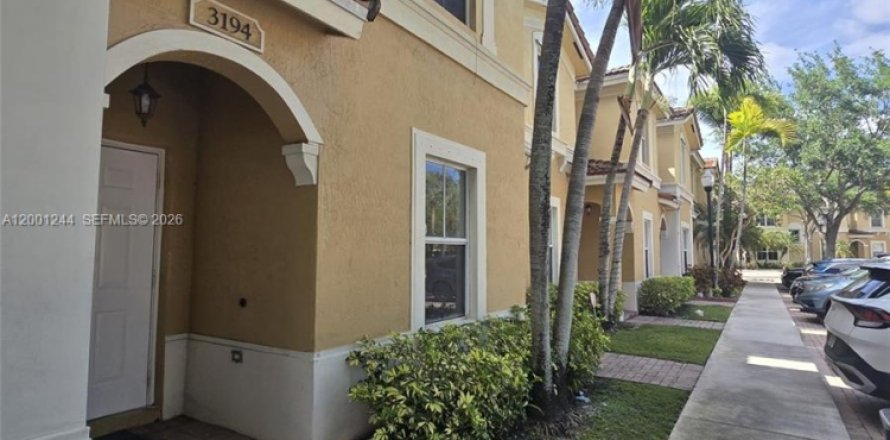 Таунхаус в Мирамар, Флорида 3 спальни, 117.99м2 № 2065230