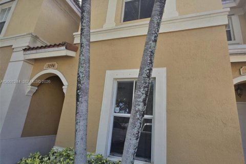 Снять в аренду таунхаус в Мирамар, Флорида 3 спальни, 117.99м2, № 2065230 - фото 2