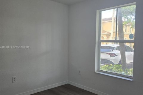 Снять в аренду таунхаус в Мирамар, Флорида 3 спальни, 117.99м2, № 2065230 - фото 3