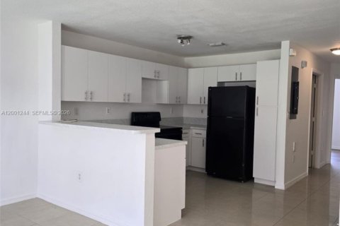 Townhouse in Miramar, Florida 3 bedrooms, 117.99 sq.m. № 2065230 - photo 13