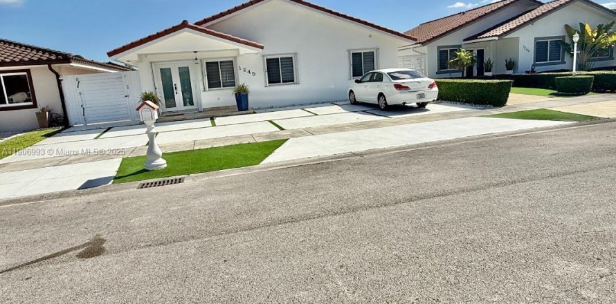 Дом в Майами, Флорида 3 спальни, 133.97м2 № 1964017